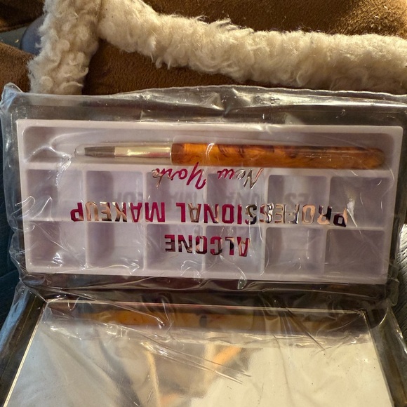 Henri Bendel Vintage makeup dispenser - Picture 7 of 8